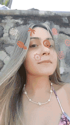 Mujer usando filtro de Instagram para el aniversario del restaurante de Los Cocos. Aparecen elementos como tenaza de cangrejo, palmeras, lentes de sol.